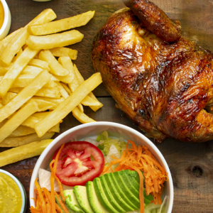 Pollo al ast + patatas + ensalada + salsa